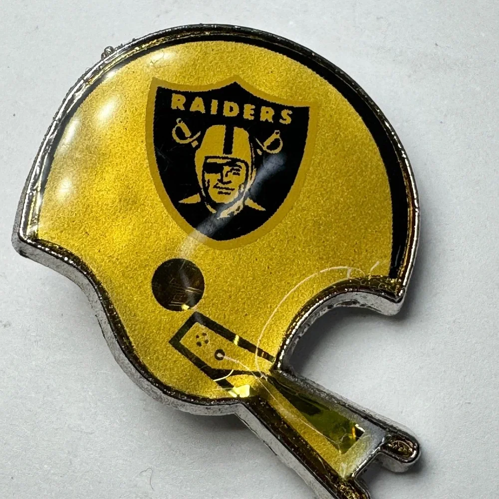 Vintage Los Angeles / Oakland Raiders 1980s NFL Football Helmet Lapel Enamel Pin
